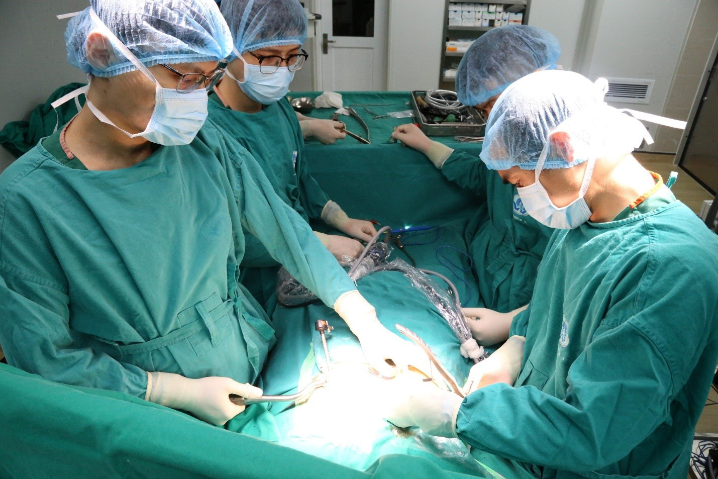 Bác sĩ nội trú Dương Xuân Phương (bên trái), Trưởng khoa Phẫu thuật Tim mạch - Lồng ngực đang phẫu thuật cho bệnh nhân