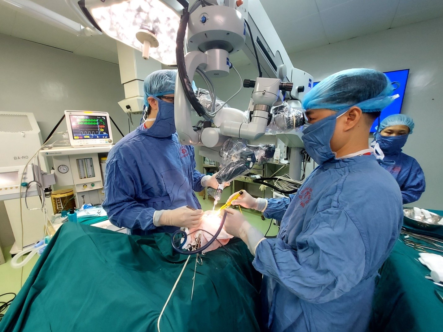 Bác sĩ Nội trú, Bác sĩ chuyên khoa II Hoàng Văn Đức (bên trái), khoa Ngoại Thần kinh đang thực hiện phẫu thuật u não/ lấy máu tụ nội sọ cho người bệnh