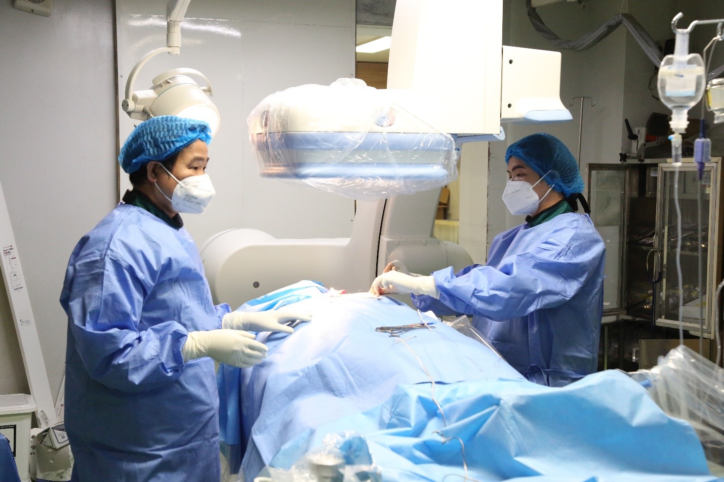 Bác sĩ Nội trú, Bác sĩ chuyên khoa II Nguyễn Đình Việt (bên phải), Trưởng khoa Nội Tim mạch đang thực hiện can thiệp điều chỉnh rối loạn nhịp tim cho người bệnh
