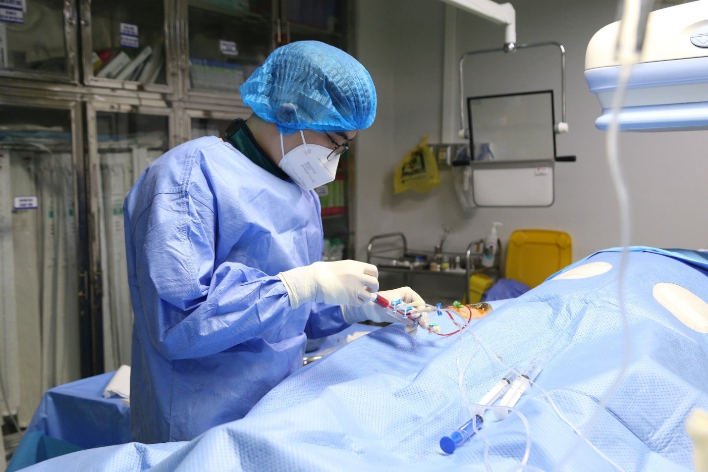 Bác sĩ nội trú - Thạc sĩ Vũ Xuân Hòa, khoa Can thiệp Tim mạch đang thực hiện can thiệp tái thông mạch vành cho người bệnh nhồi máu cơ tim
