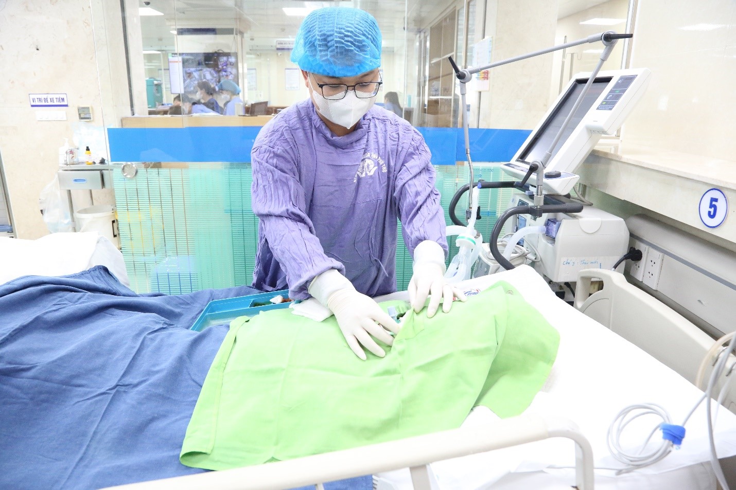 Bác sĩ Nội trú - Thạc sĩ Đinh Ngọc Hưng, khoa Hồi sức cấp cứu yêu cầu đang khám và thực hiện thủ thuật cho người bệnh nặng.