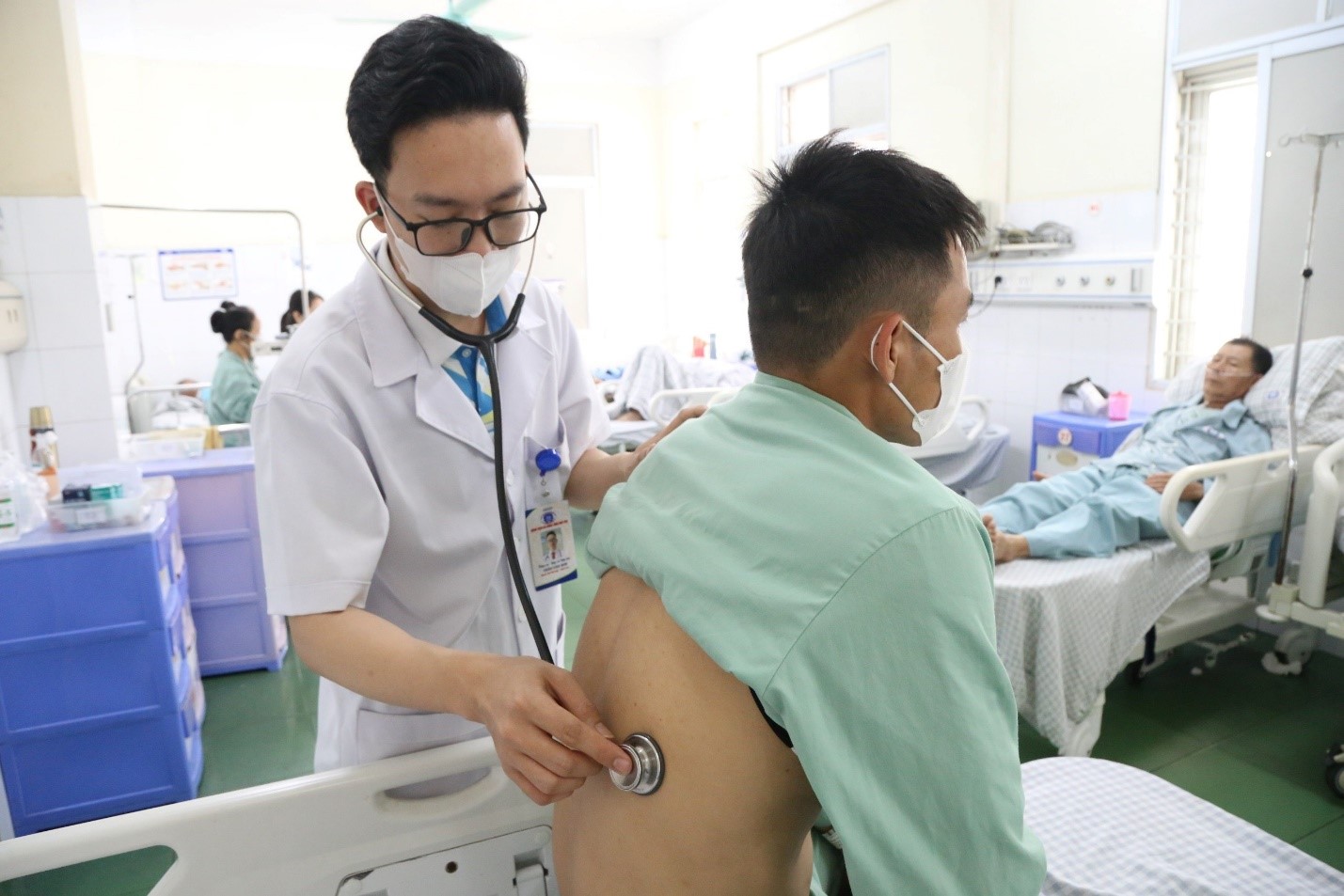 Bác sĩ Nội trú – Trần Văn Sơn đang khám và tư vấn cho người bệnh