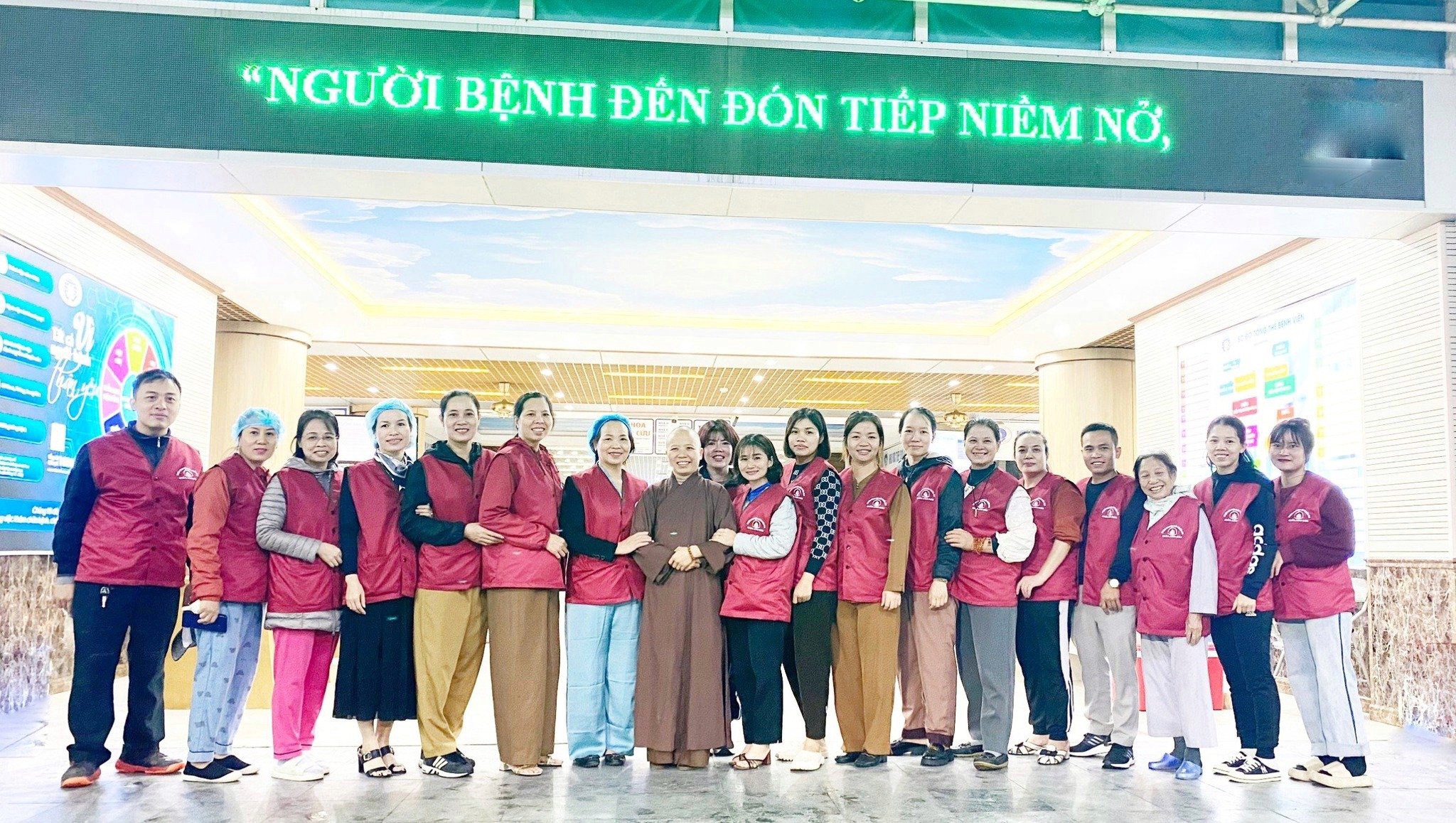 Sư thầy Hải Minh trụ trì chùa Linh Sơn tỉnh Vĩnh Phúc và các nhà hảo tâm hỗ trợ 1.000 suất chào hàng tuần cho toàn bộ người bệnh điều trị tại Bệnh viện