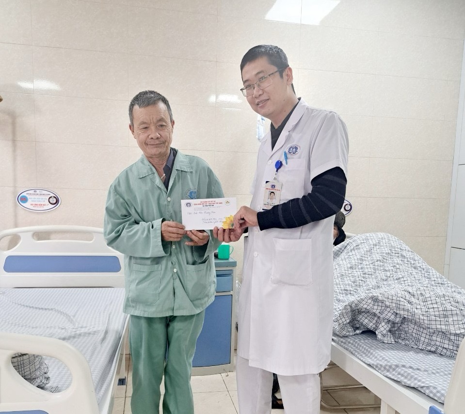 Nhân viên y tế thay mặt Nhà hảo tâm Phương Mai hỗ trợ người bệnh khó khăn tại Trung tâm Ung bướu
