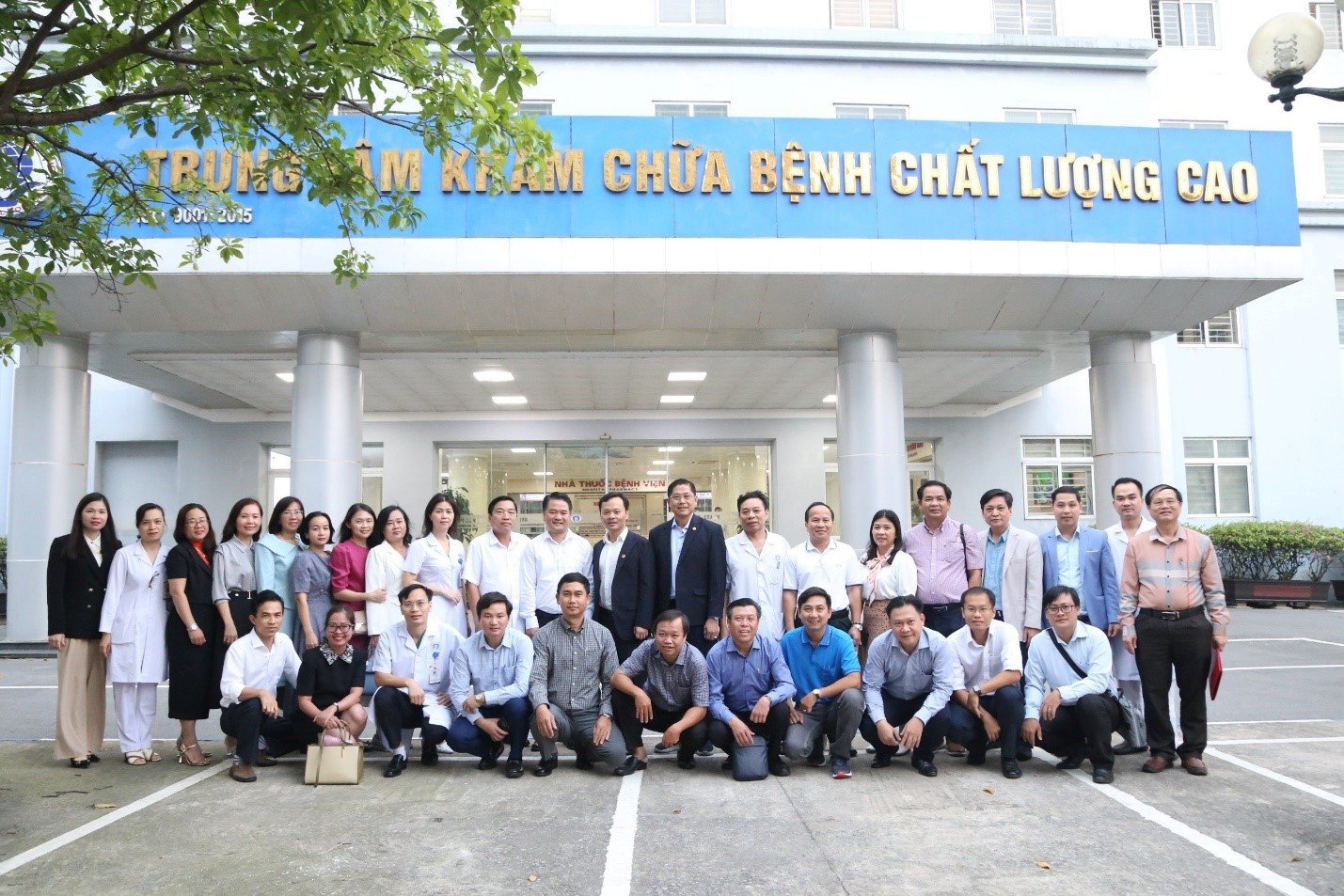 Đoàn công tác chụp ảnh lưu niệm tại Bệnh viện đa khoa tỉnh Phú Thọ