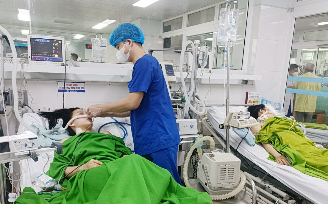 Hình ảnh 2 người bệnh trong tình trạng nguy kịch khi nhập viện do ngộ độc
