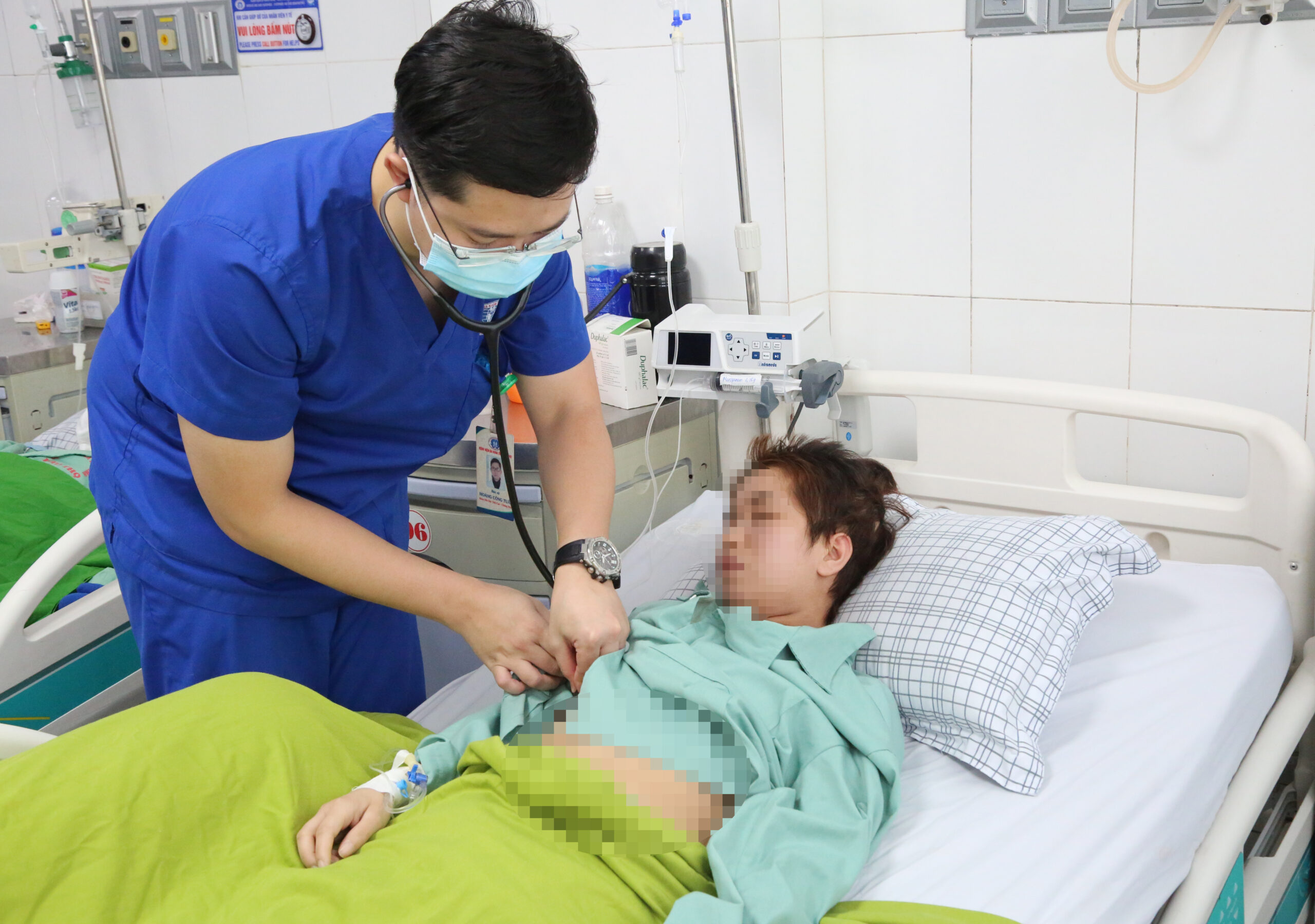 Bác sĩ Hoàng Công Tuấn thăm khám, theo dõi sức khỏe bệnh nhân 