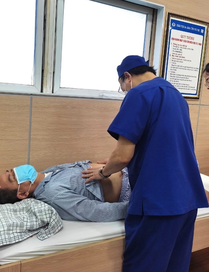 Những hình ảnh Gs.Ts Nguyễn Văn Chương trực tiếp khám cho người bệnh tại Bệnh viện đa khoa tỉnh Phú Thọ
