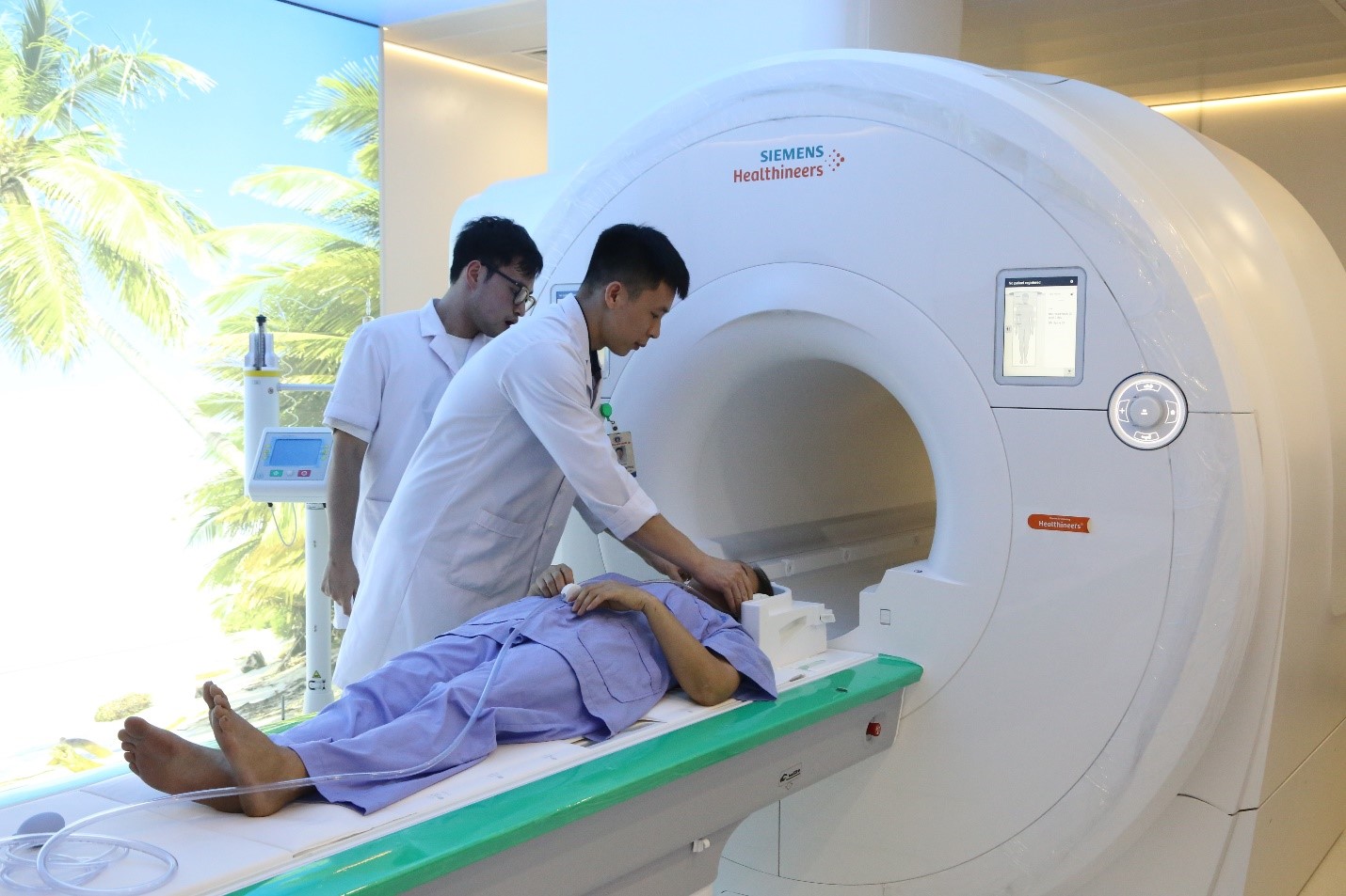 Người bệnh được chụp cộng hưởng từ tại Khoa Chẩn đoán hình ảnh – Bệnh viện đa khoa tỉnh Phú Thọ