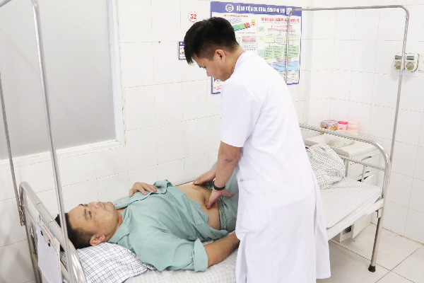 Người bệnh Nguyễn Văn Hiếu được bác sĩ thăm khám tại Bệnh viện đa khoa tỉnh Phú Thọ