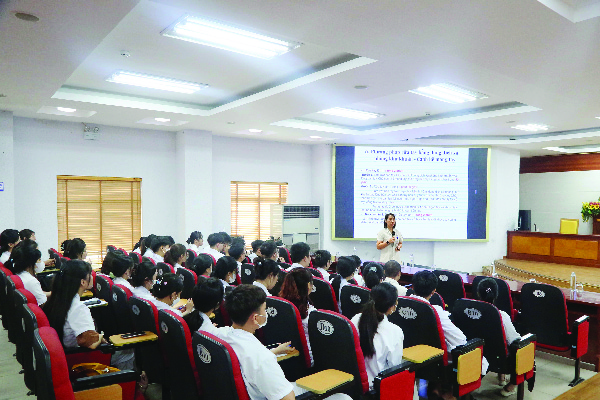 BSCKII Nguyễn Thị Phương Thảo - Trưởng khoa Kiểm soát nhiễm khuẩn – Bệnh viện đa khoa tỉnh Phú Thọ đang giảng dạy cho sinh viên