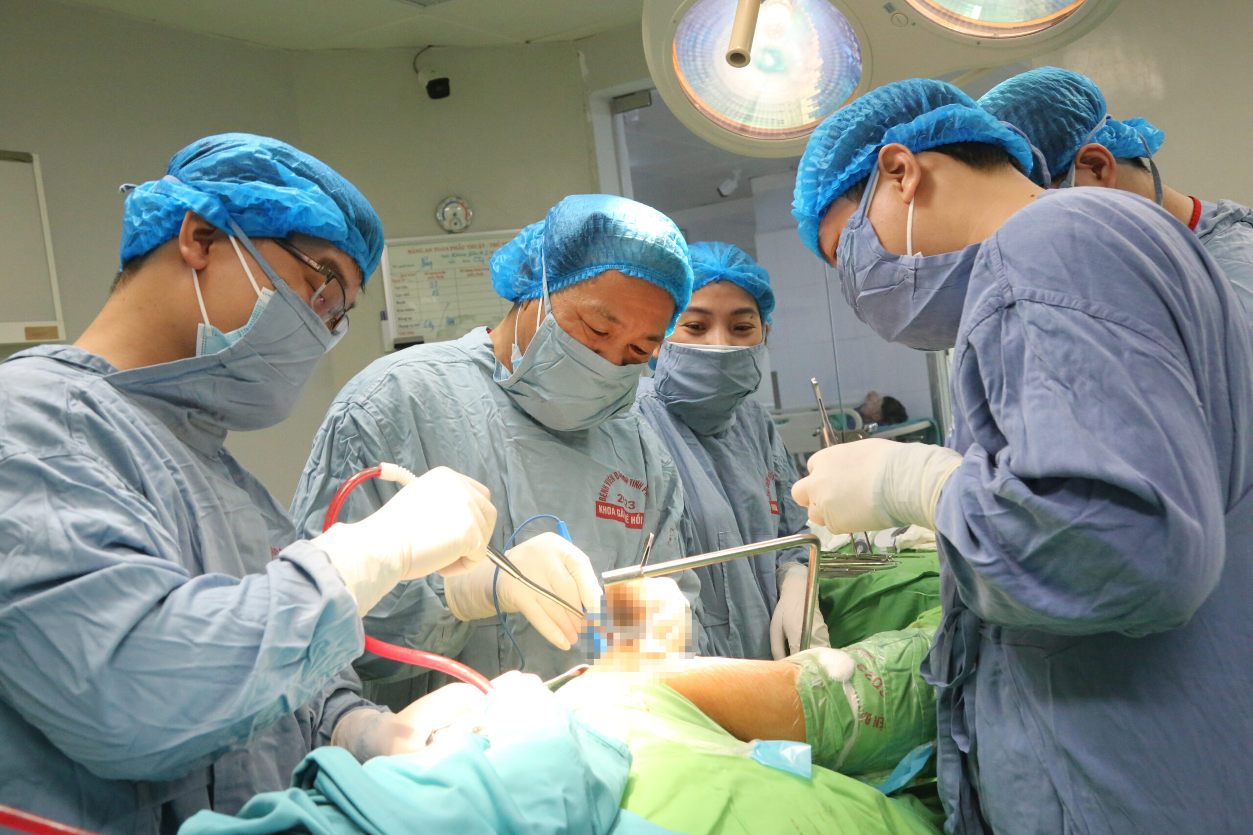 Phẫu thuật thay khớp háng được thực hiện thường quy tại Khoa Chấn thương 1