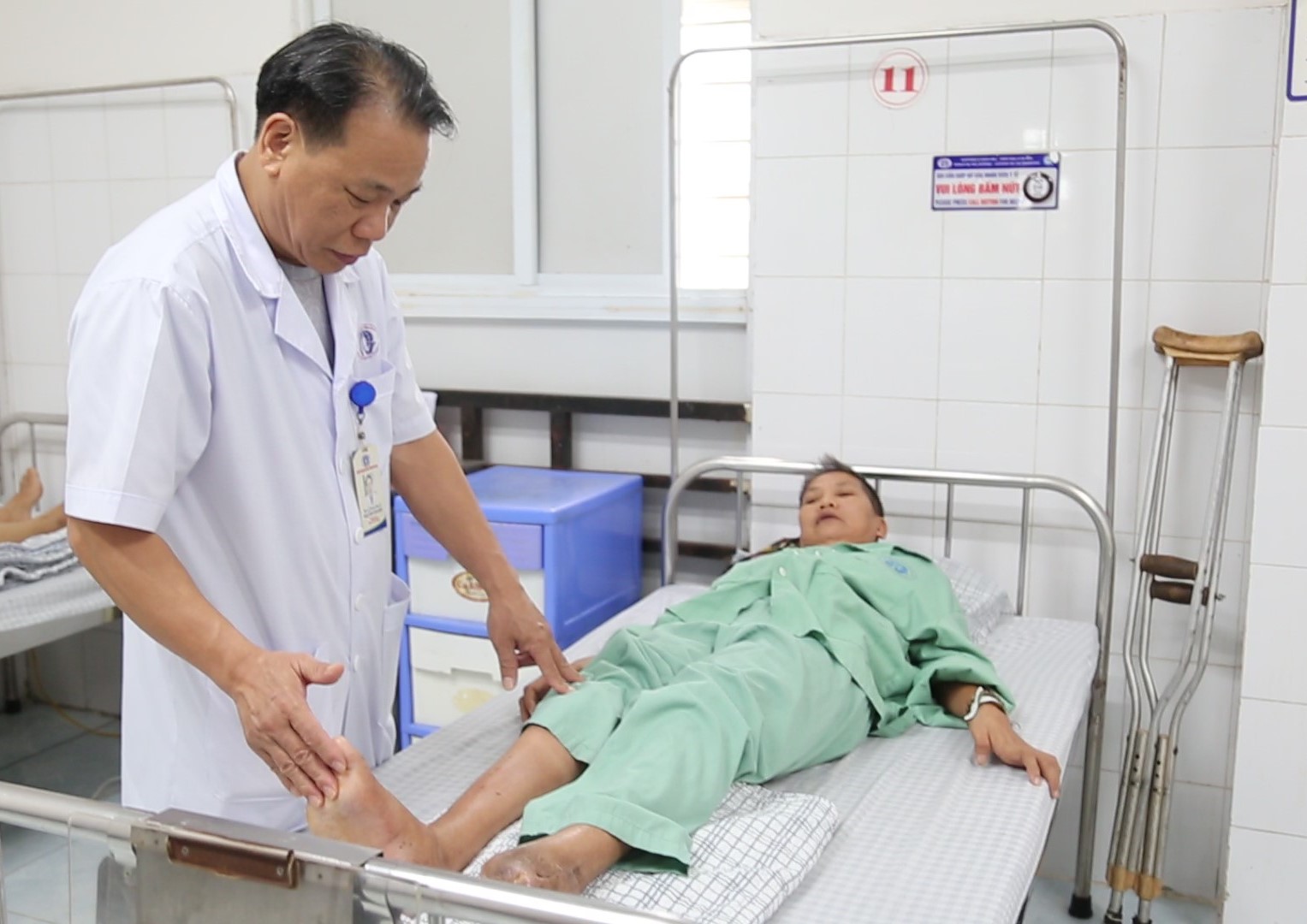 BS CK II Nguyễn Văn Bảy thăm khám cho bệnh nhân