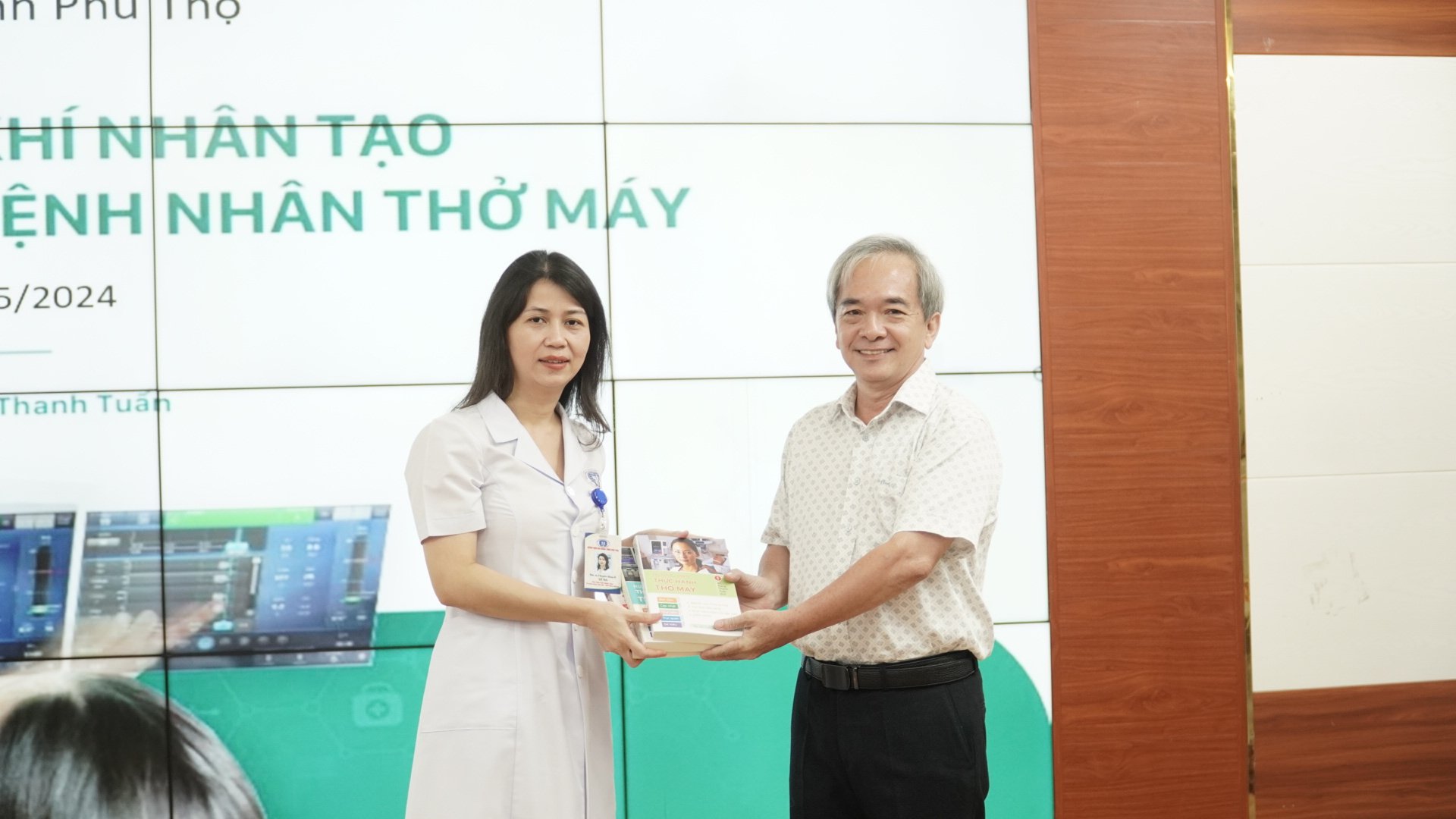 Ths. Bs Đặng Thanh Tuấn trao tặng Bệnh viện đa khoa tỉnh Phú Thọ bộ sách hướng dẫn thực hành thở máy