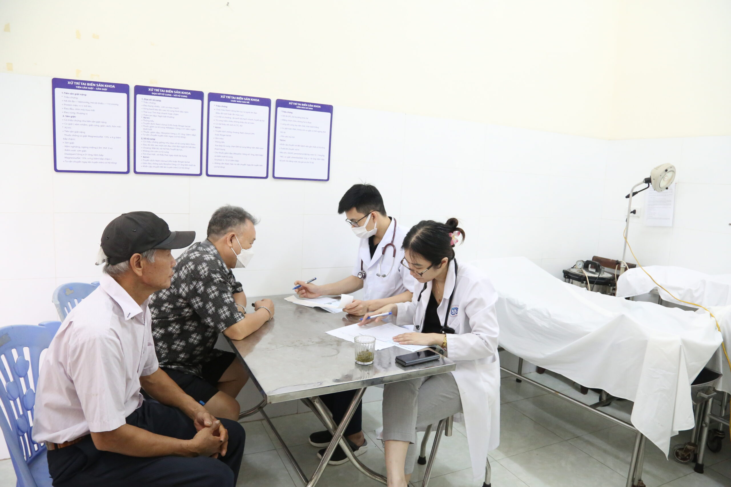 Các bác sĩ chuyên môn cao của Trung tâm Tim mạch – Bệnh viện đa khoa tỉnh Phú Thọ khám, tư vấn cho người bệnh