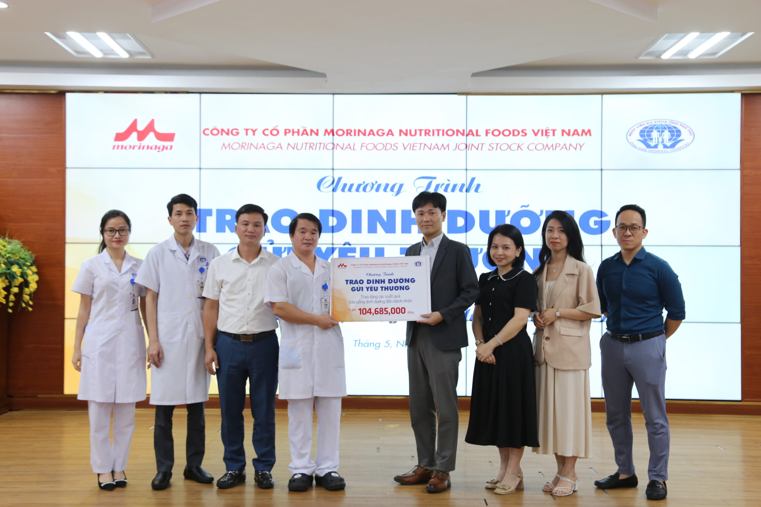 Đại diện Công ty cổ phần Morinaga Nutritional Foods Việt Nam trao tặng người bệnh 163 thùng sữa và thức uống dinh dưỡng với tổng giá trị trên 100 triệu đồng