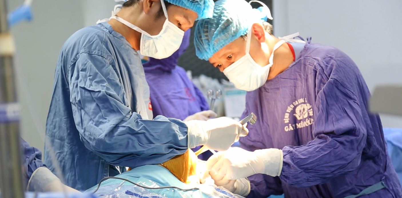 PGS.TS Nguyễn Mạnh Khánh – Phó Giám đốc Bệnh viện Hữu nghị Việt Đức trực tiếp phẫu thuật, chuyển giao kỹ thuật tại Bệnh viện