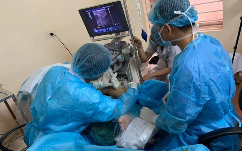 Bác sĩ tại Trung tâm Tim mạch – Bệnh viện đa khoa tỉnh Phú Thọ thực hiện đốt laser nội tĩnh mạch điều trị suy giãn tĩnh mạch chi dưới cho người bệnh