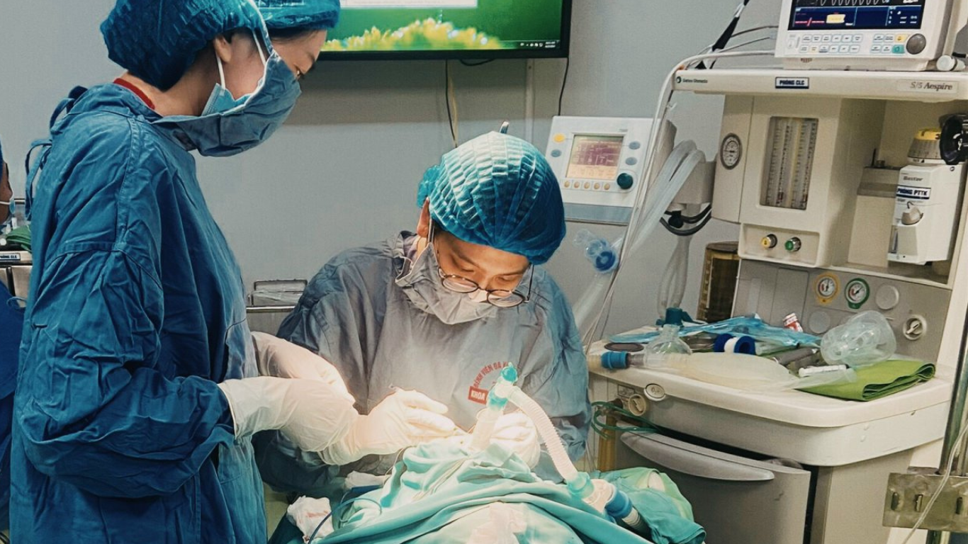 ThS BS Đinh Thị Mai Anh và BSCKI Nguyễn Thị Nhung đang thực hiện phẫu thuật cho cháu bé