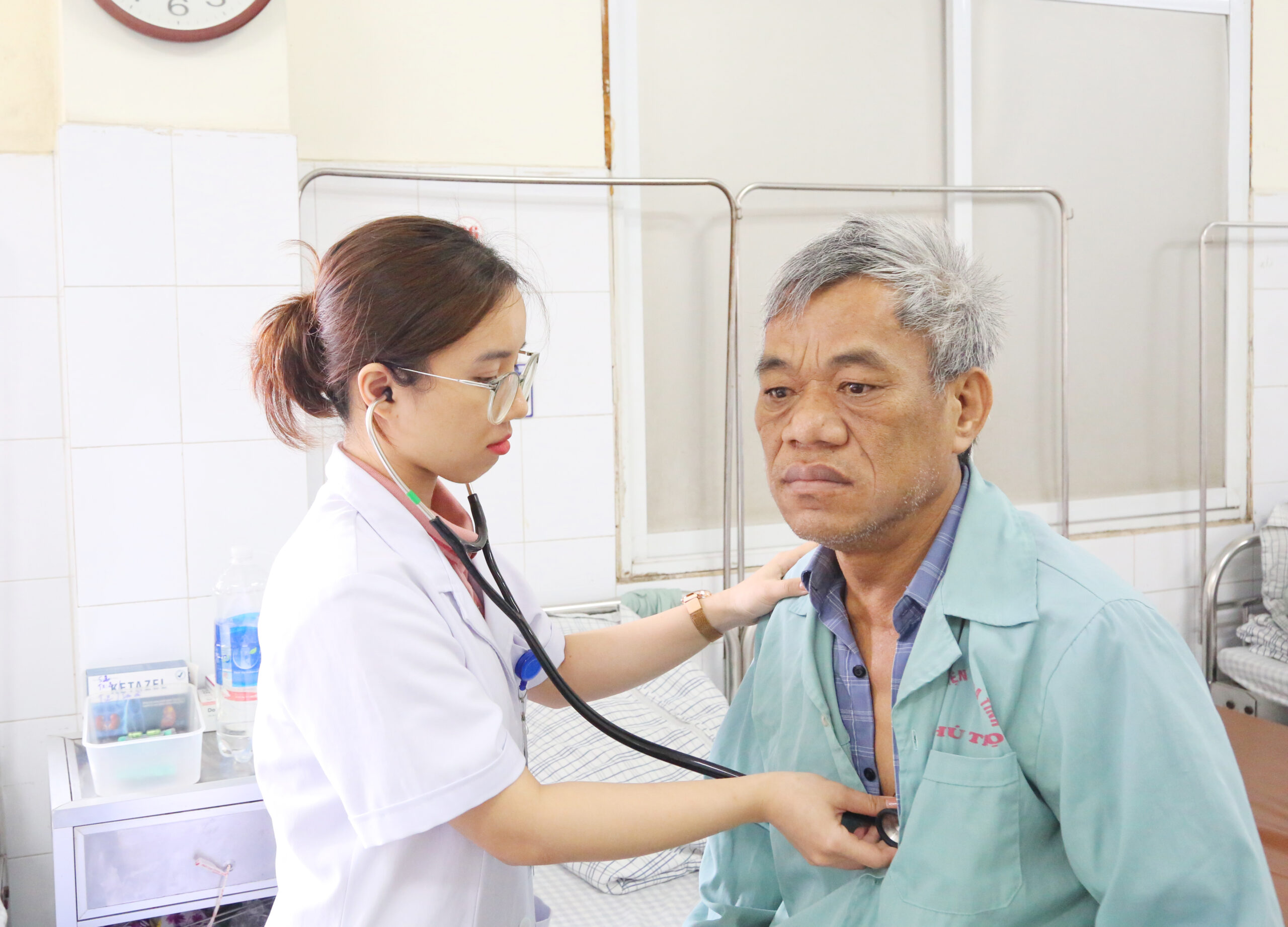 Thạc sĩ – Bác sĩ nội trú Nguyễn Thị Lan Hương thăm khám cho người bệnh có cả ổ bệnh trong người