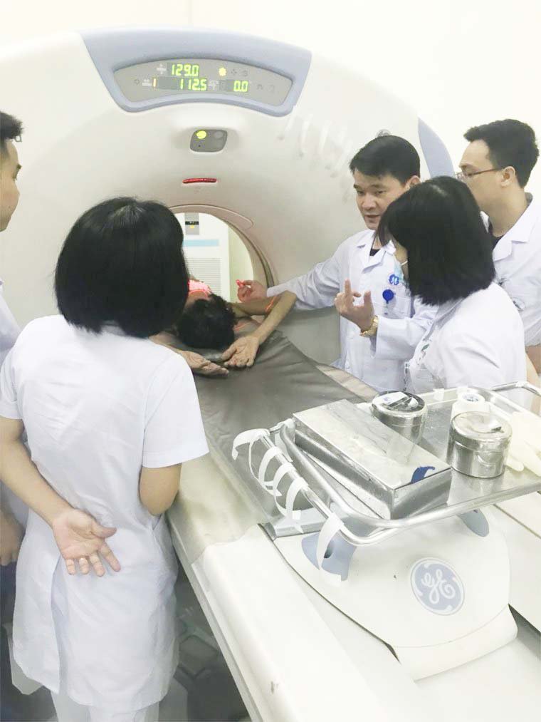 Các bác sĩ của Bệnh viện đa khoa tỉnh Phú Thọ đến chuyển giao kỹ thuật cho Bệnh viện đa khoa tỉnh Lào Cai