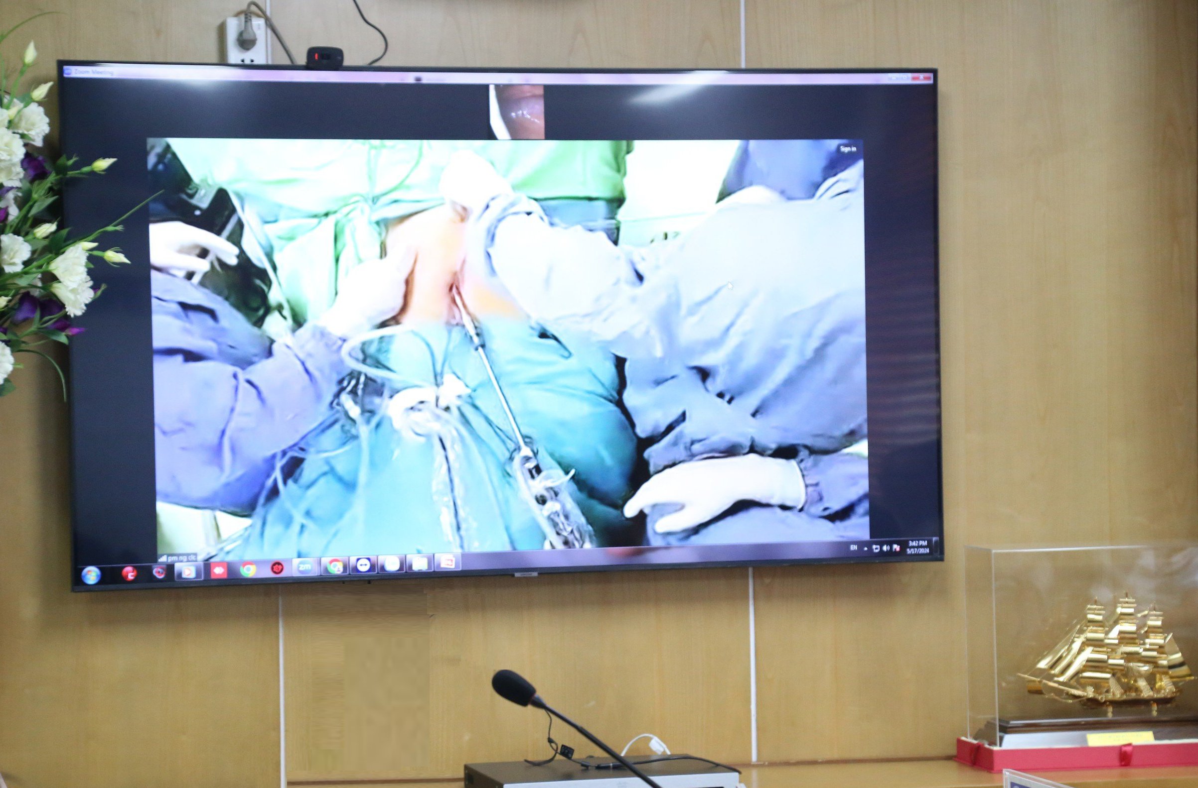 Ca phẫu thuật nội soi cắt đại tràng được truyền hình trực tiếp từ phòng mổ
