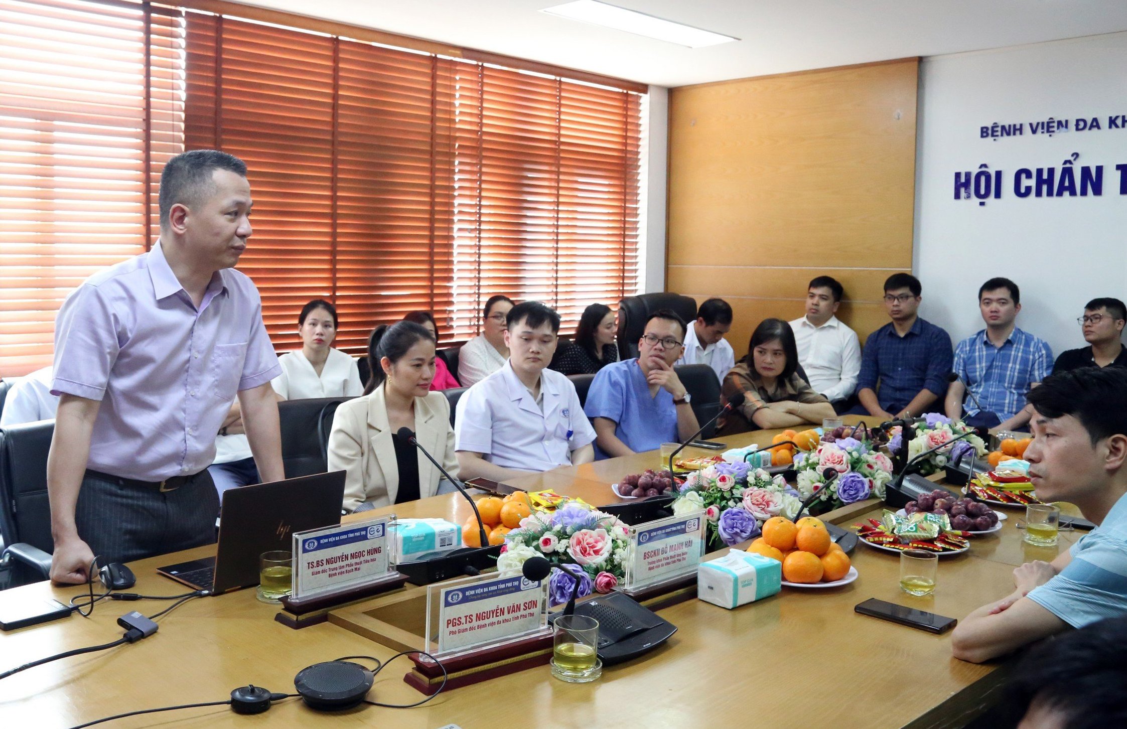 TS.BS Nguyễn Ngọc Hùng trình bày về Cập nhật phương pháp tiếp cận trong phẫu thuật nội soi ung thư đại tràng