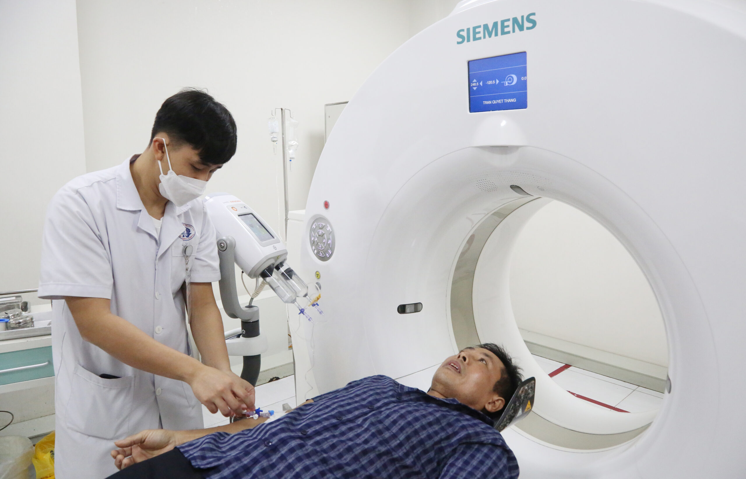 Hình ảnh người bệnh được chụp Cắt lớp vi tính CT 128 dãy có tiêm thuốc cản quang tại Bệnh viện đa khoa tỉnh Phú Thọ