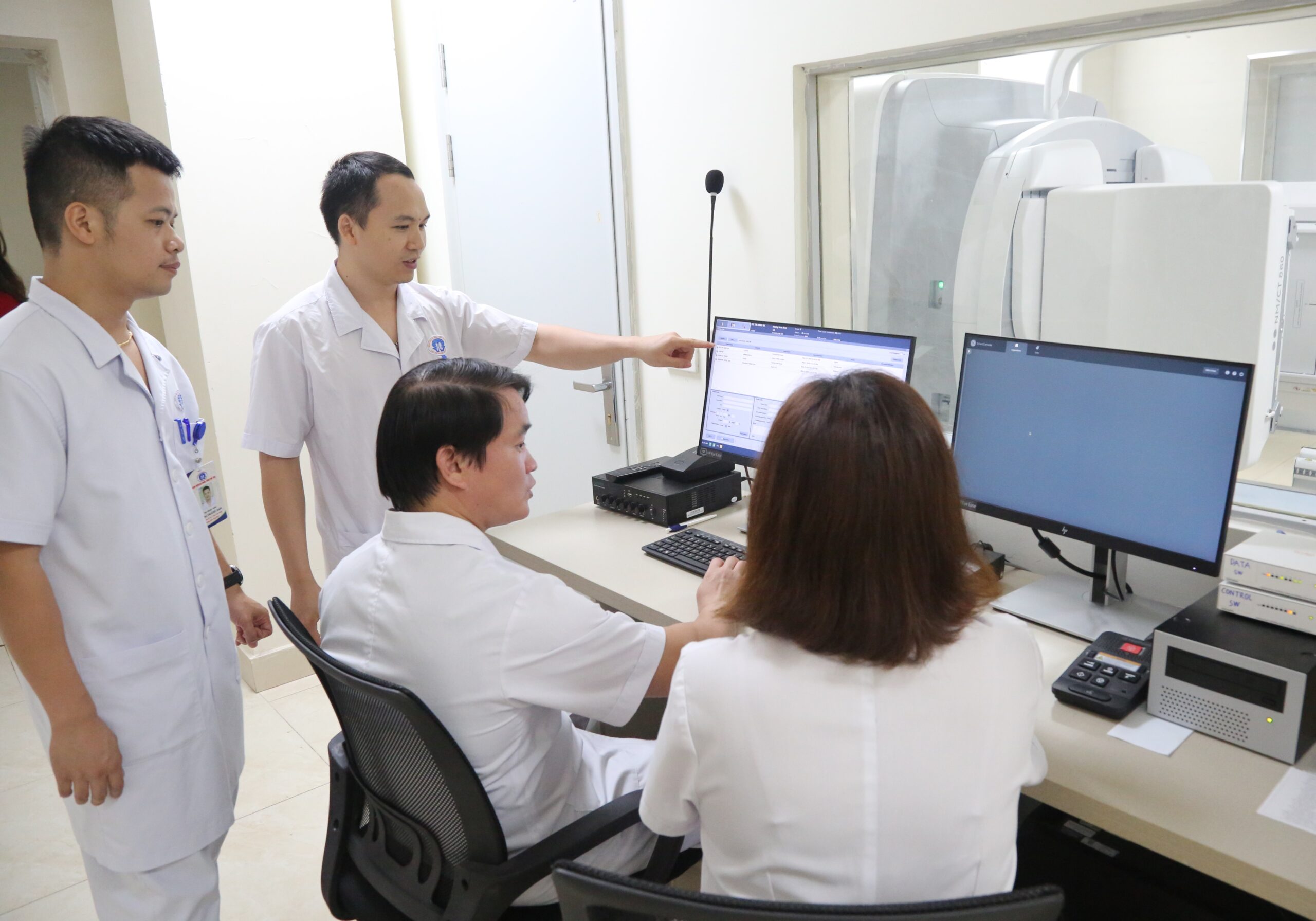 Ts.Bs Phạm Tiến Chung (ở giữa) thao tác vận hành thử nghiệm máy xạ hình thế hệ mới SPECT/CT tại Bệnh viện đa khoa tỉnh Phú Thọ