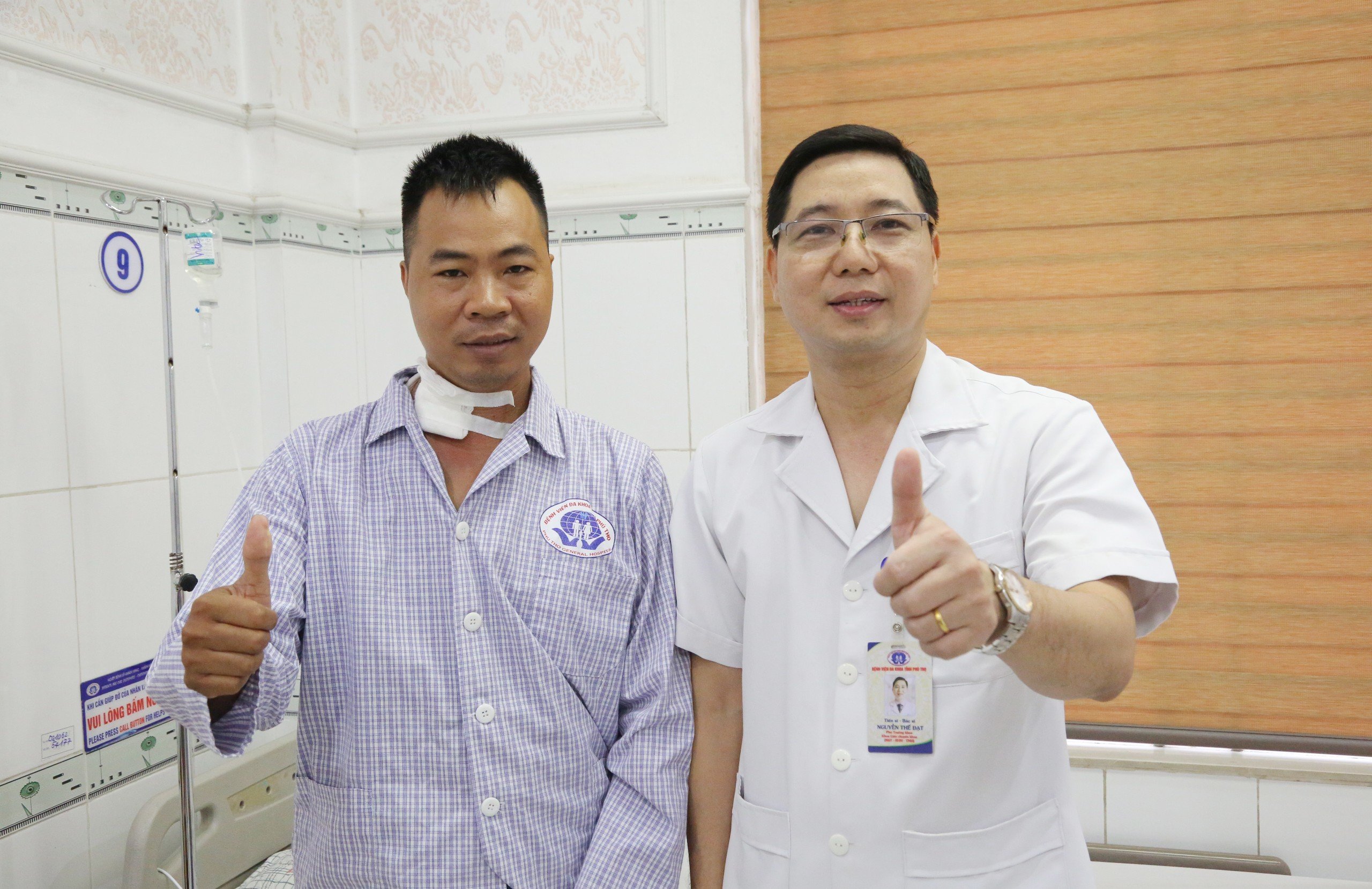 Người bệnh chụp hình cùng TS. BS. Nguyễn Thế Đạt trước ngày ra viện