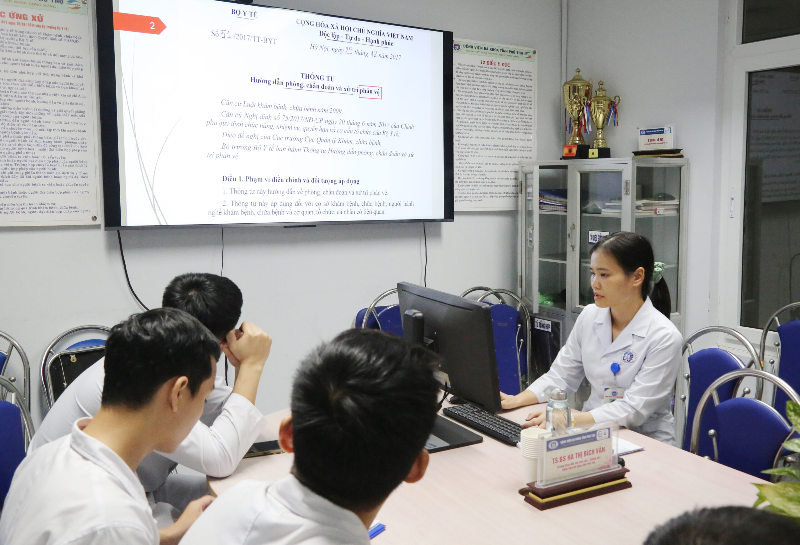 TS. BS Hà Thị Bích Vân – Trưởng Khoa Hồi sức tích cực trình bày tại lớp tập huấn