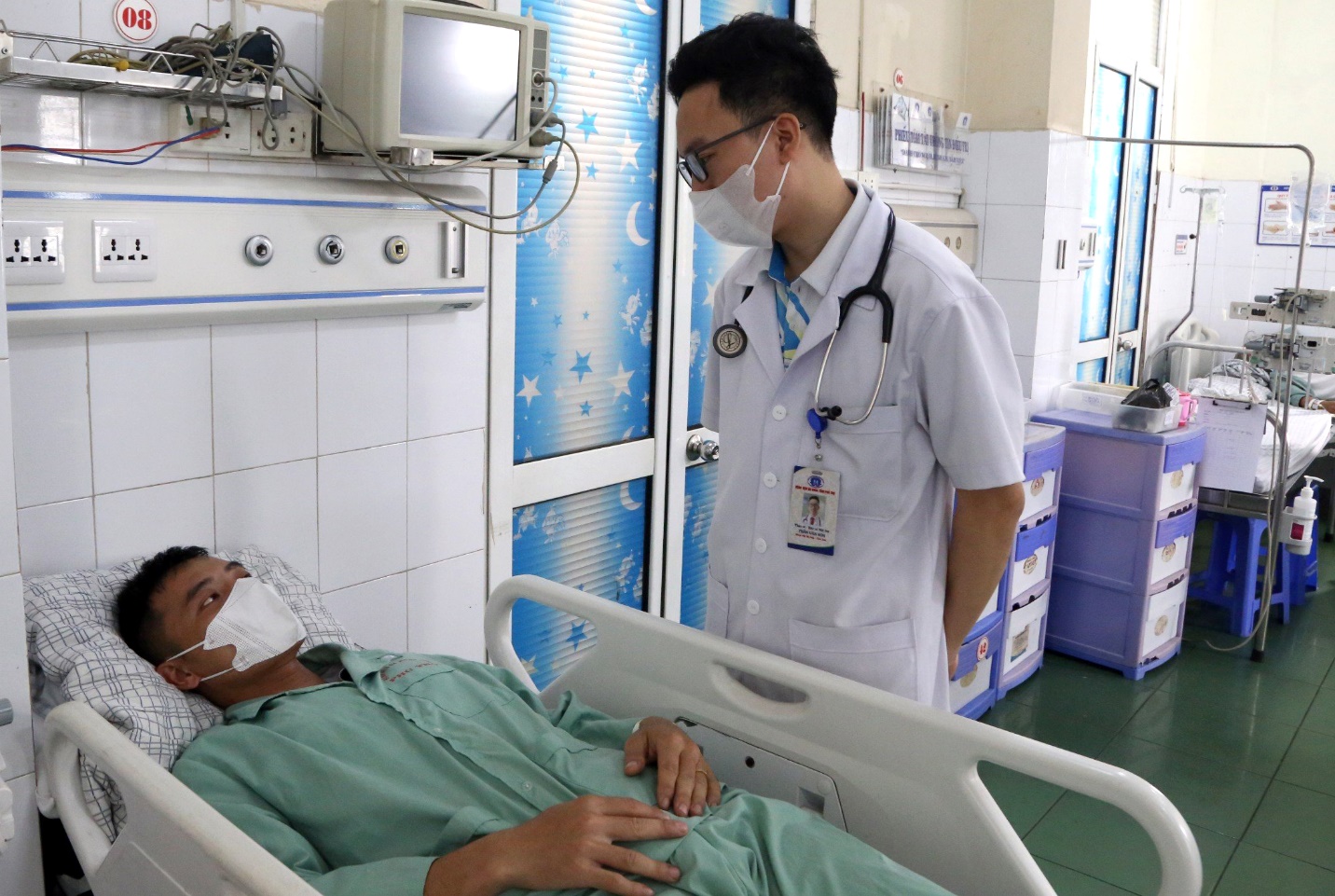 Bác sĩ nội trú Trần Văn Sơn lưu ý người bệnh thay đổi thói quen ăn uống để tránh mắc các bệnh tiêu hóa trong mùa hè
