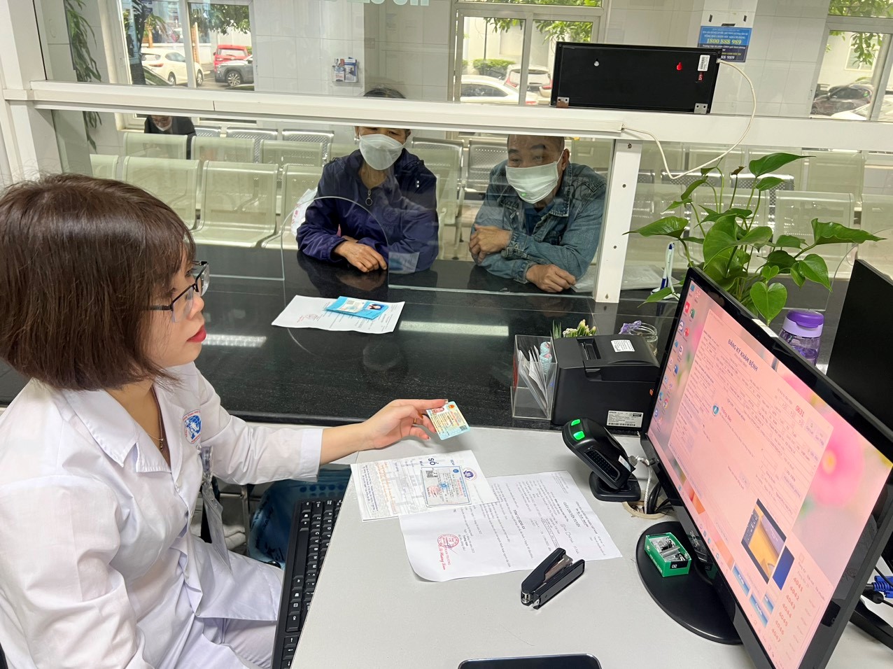 Người dân sử dụng CCCD gắn chip đăng ký khám bệnh tại Bệnh viện đa khoa tỉnh Phú Thọ
