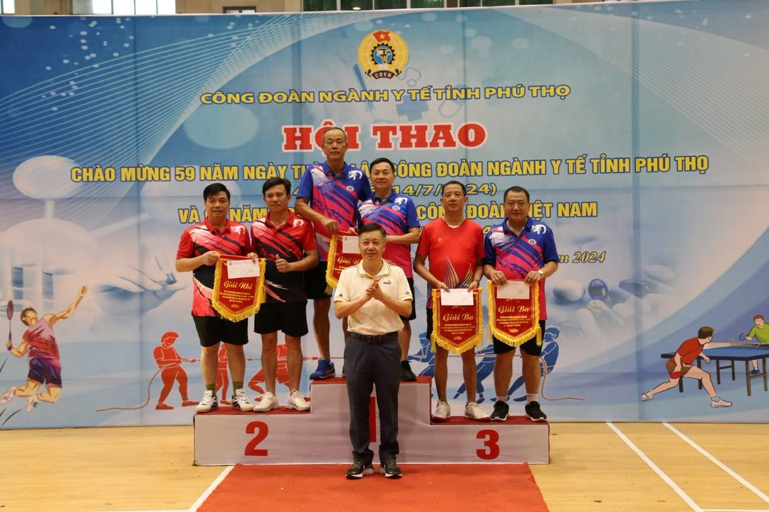 Vận động viên của BVĐK tỉnh Phú Thọ nhận Giải Nhất và Giải Ba môn Bóng bàn đôi nam trên 45 tuổi