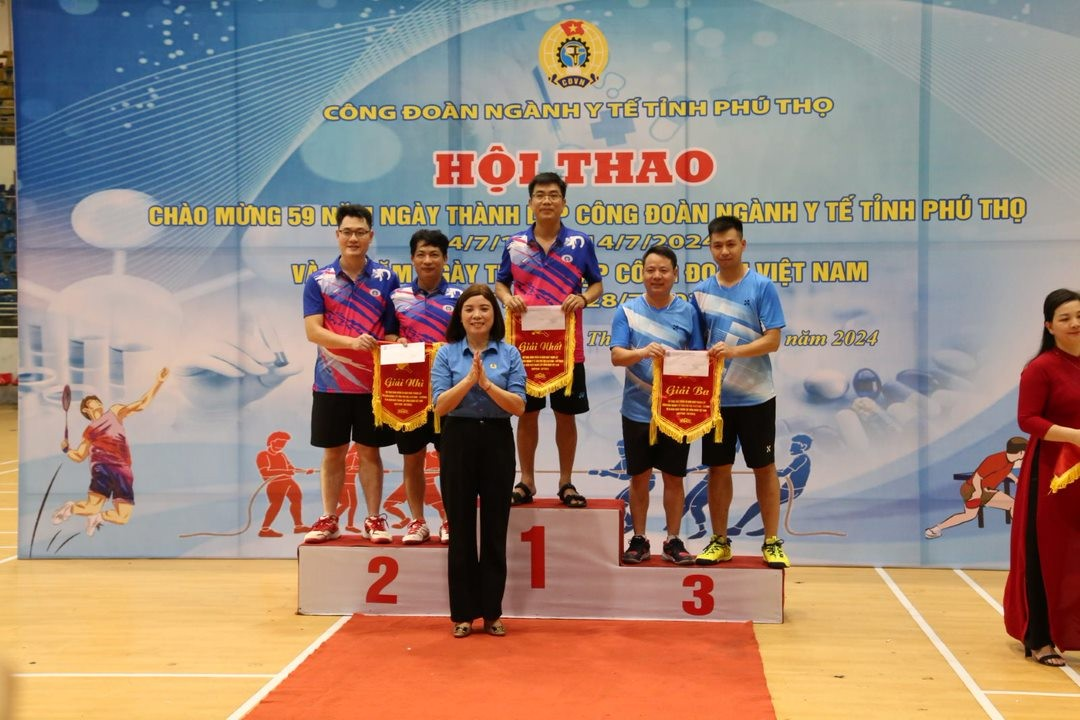 Vận động viên của BVĐK tỉnh Phú Thọ nhận Giải Nhất và Giải Nhì môn Bóng bàn đôi nam dưới 45 tuổi