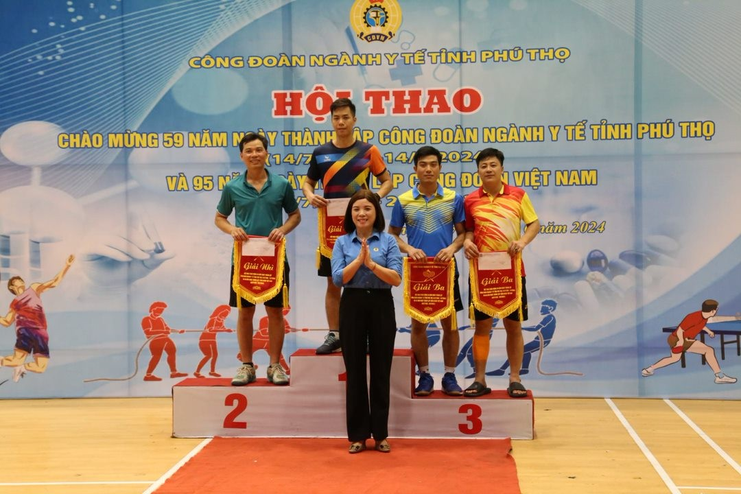 Vận động viên của BVĐK tỉnh Phú Thọ nhận Giải Nhì và Giải Ba môn Cầu lông đơn nam dưới 45 tuổi