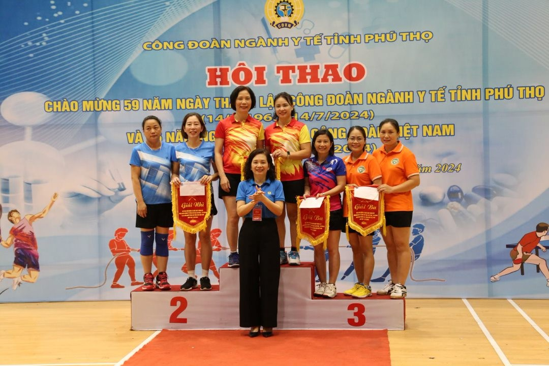 Vận động viên của BVĐK tỉnh Phú Thọ nhận Giải Ba Cầu lông đôi nữ trên 45 tuổi