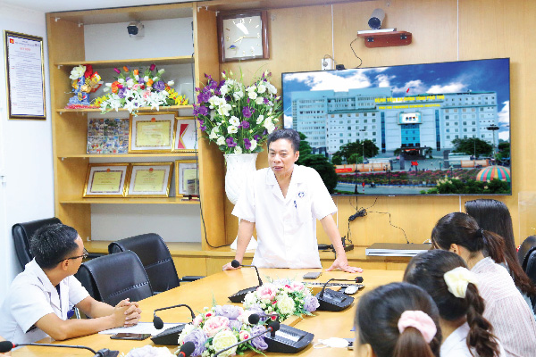 PGS.TS. Nguyễn Văn Sơn – Phó Giám đốc Bệnh viện đa khoa tỉnh Phú Thọ chia sẻ tại buổi gặp mặt
