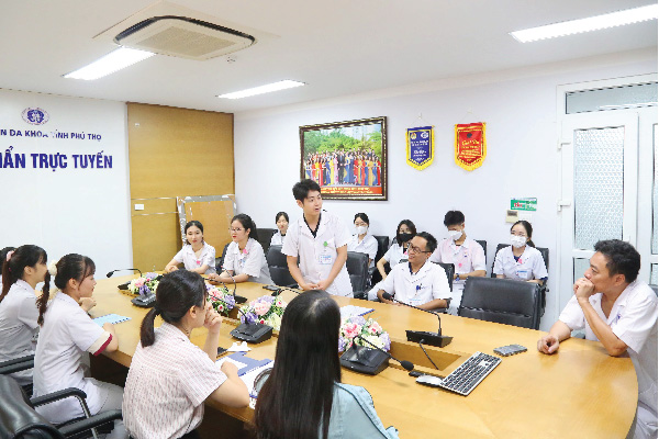 Đại diện nhóm sinh viên thực tập gửi lời cảm ơn tới Ban Lãnh đạo cùng các cán bộ y tế tại Bệnh viện đa khoa tỉnh Phú Thọ