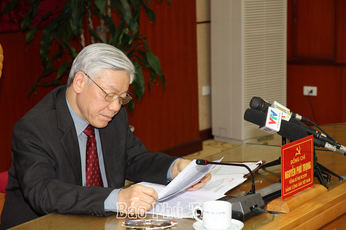 Tổng Bí thư Nguyễn Phú Trọng đọc các tài liệu về tỉnh Phú Thọ