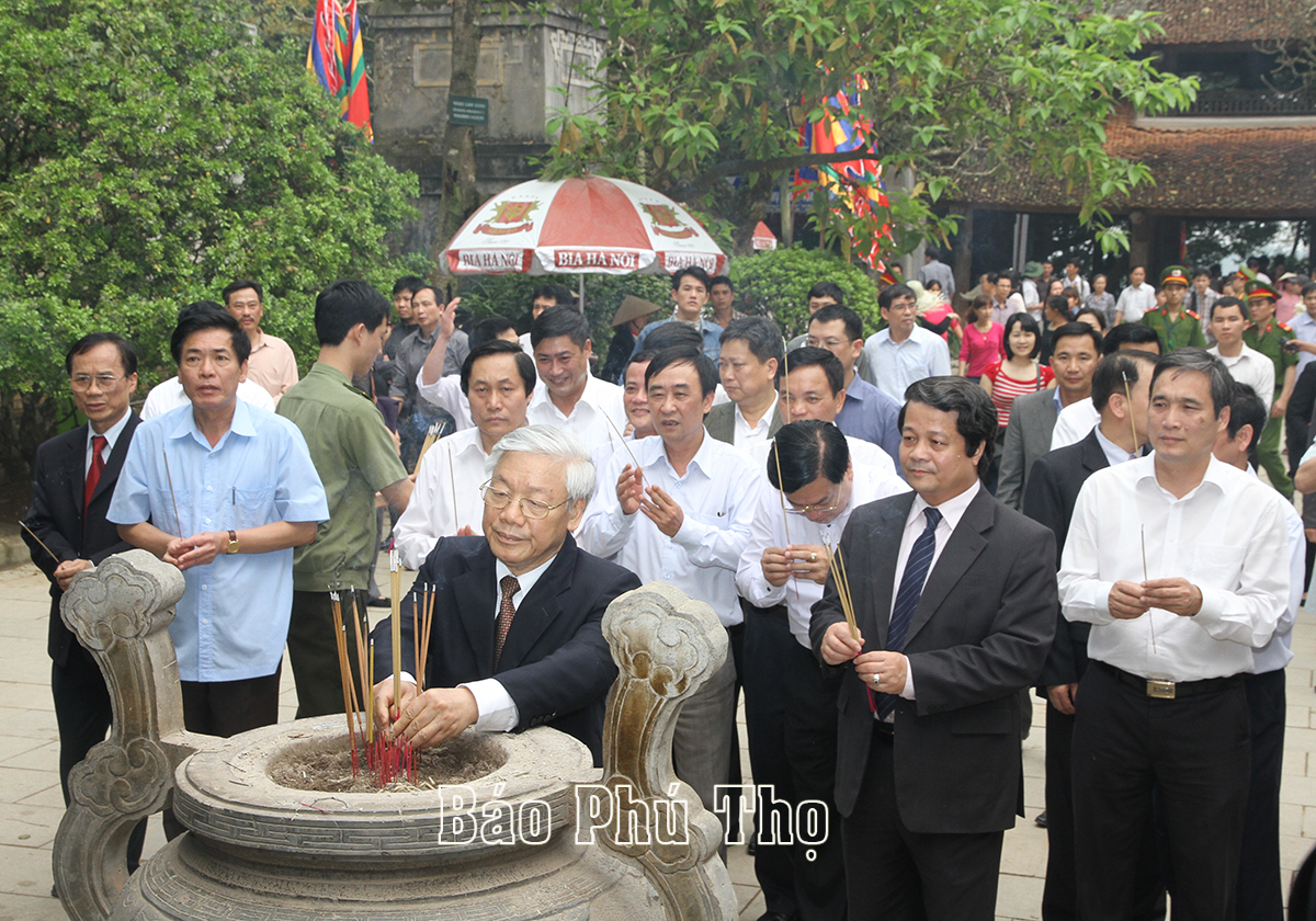 Tổng Bí thư Nguyễn Phú Trọng dâng hương tại Khu di tích lịch sử Đền Hùng tháng 4/2014