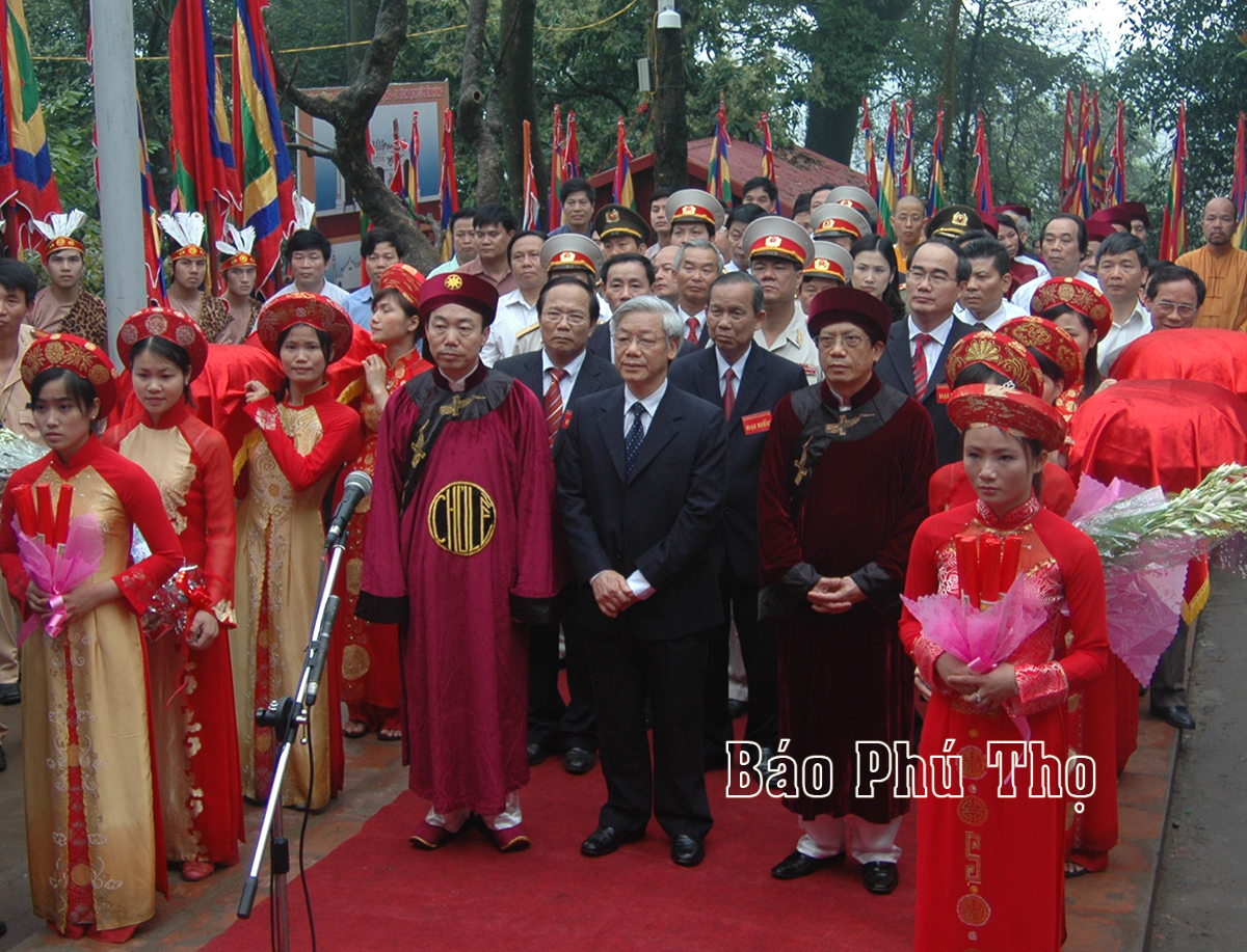 Tổng Bí thư Nguyễn Phú Trọng cùng lãnh đạo tỉnh Phú Thọ thực hiện nghi lễ dâng hương kính cáo các Vua Hùng tại Giỗ Tổ Hùng Vương - Lễ hội Đền Hùng.