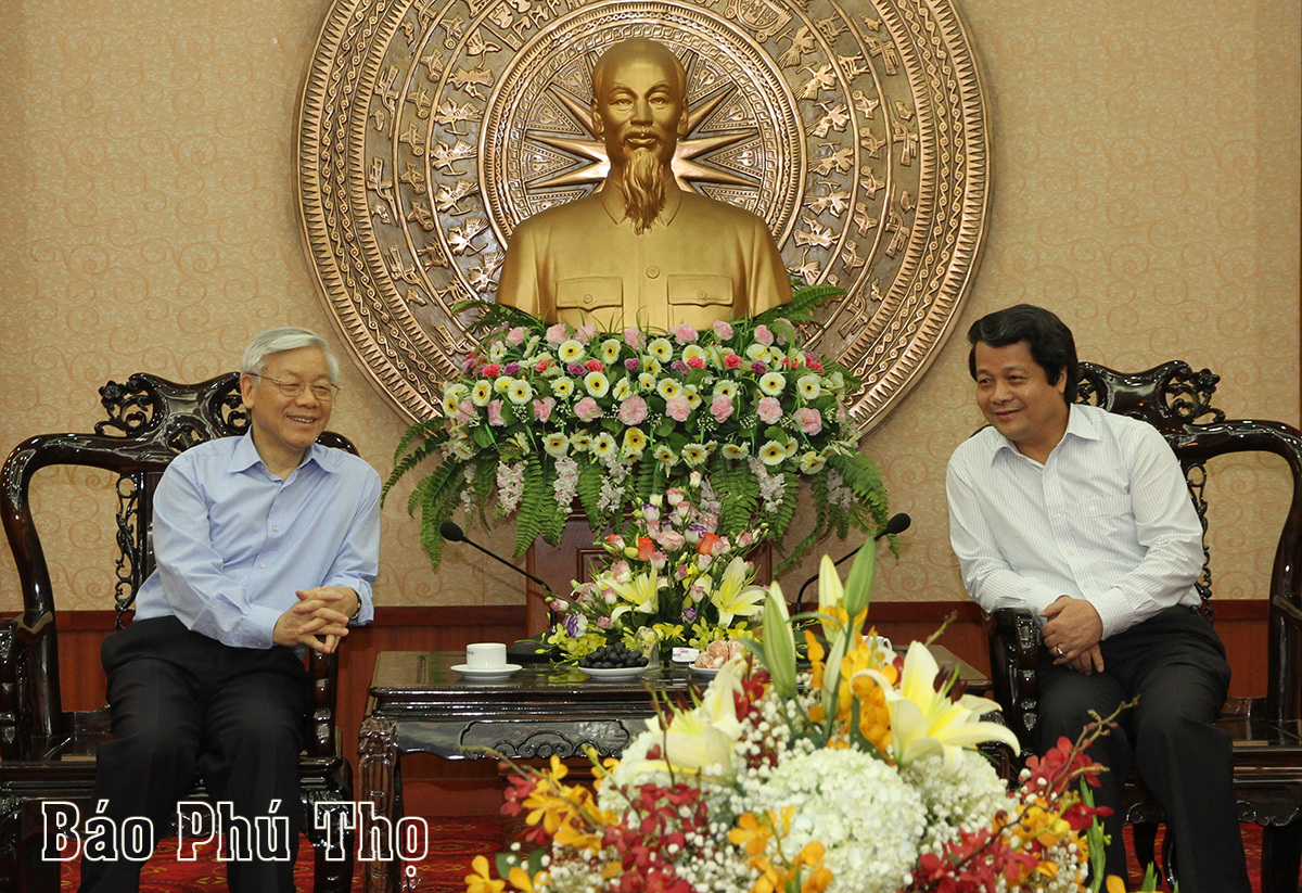 Bí thư Tỉnh ủy Hoàng Dân Mạc, báo cáo với Tổng Bí thư Nguyễn Phú Trọng về các hoạt động của tỉnh (ảnh chụp năm 2014)