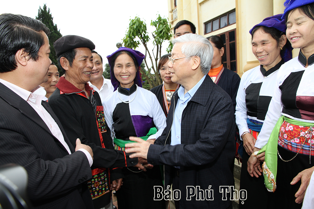Tổng Bí thư Nguyễn Phú Trọng thăm, gặp gỡ các già làng, trưởng bản, người uy tín trong đồng bào các dân tộc thiểu số xã Võ Miếu, huyện Thanh Sơn tháng 4/2014.