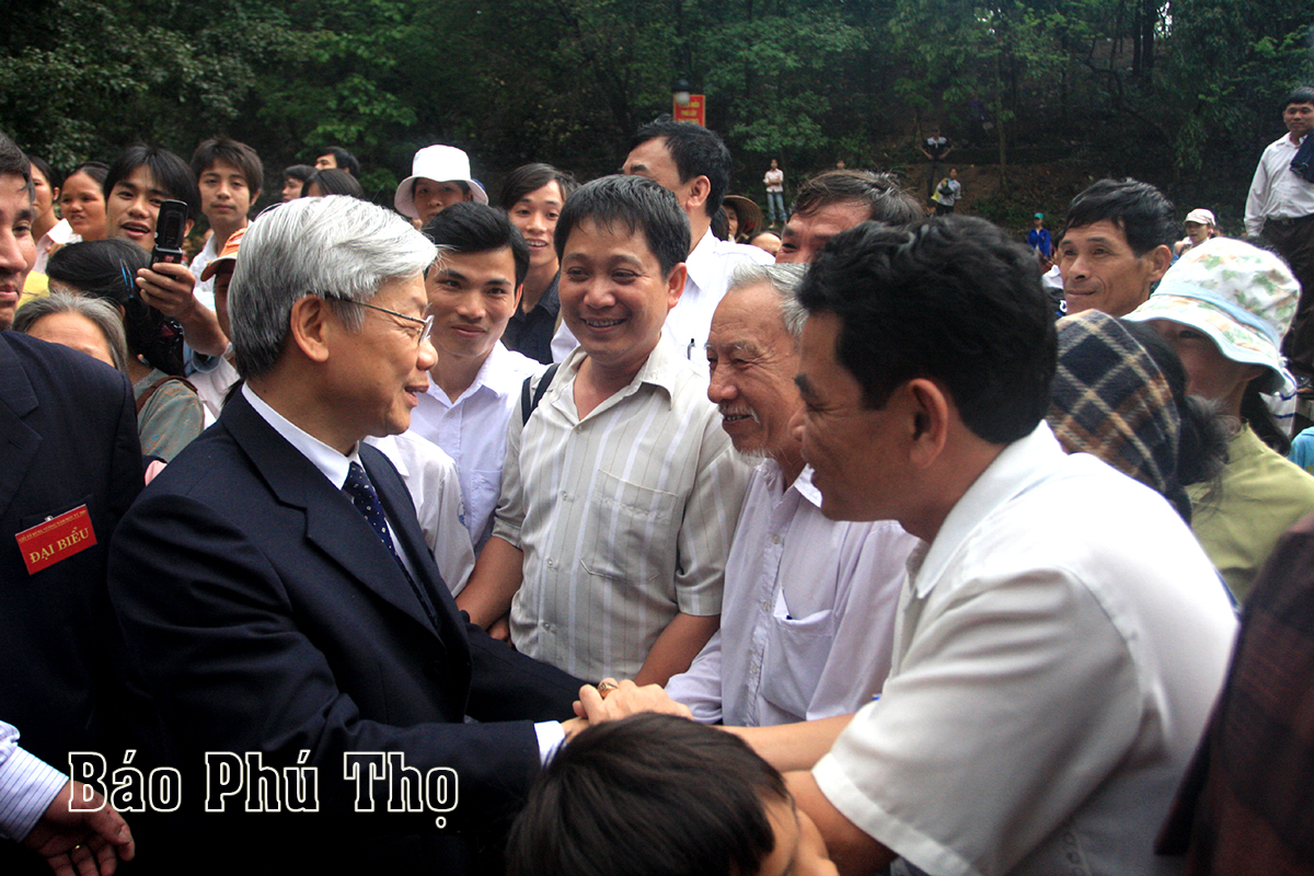 Tổng Bí thư Nguyễn Phú Trọng trò chuyện gần gũi, thân tình với người dân.