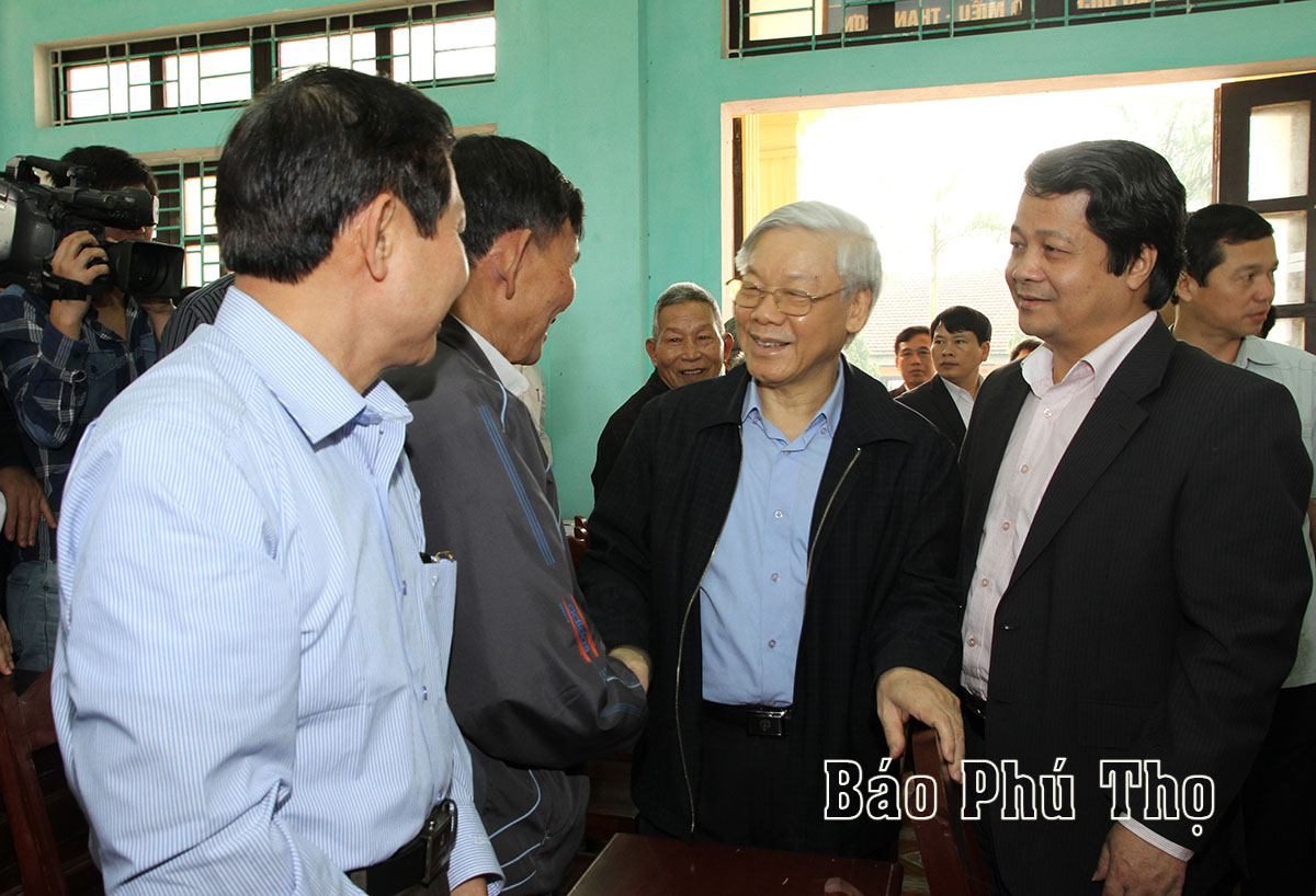Tổng Bí thư với các đồng chí lãnh đạo, nguyên lãnh đạo, người uy tín trong đồng bào các DTTS xã Võ Miếu, huyện Thanh Sơn
