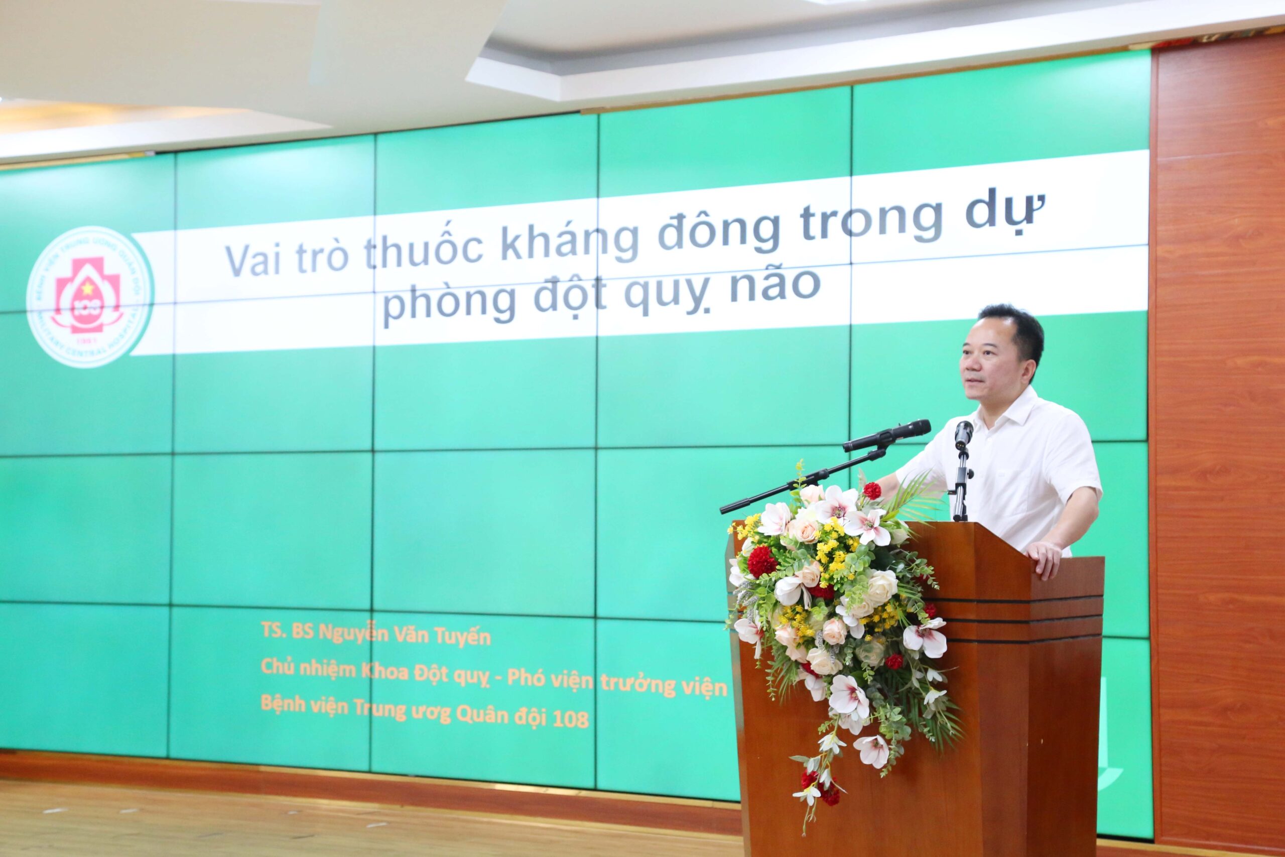 TS.BS Nguyễn Văn Tuyến - Giám đốc Trung tâm Đột quỵ - Bệnh viện Trung ương Quân đội 108 trình bày bài chia sẻ tại chương trình