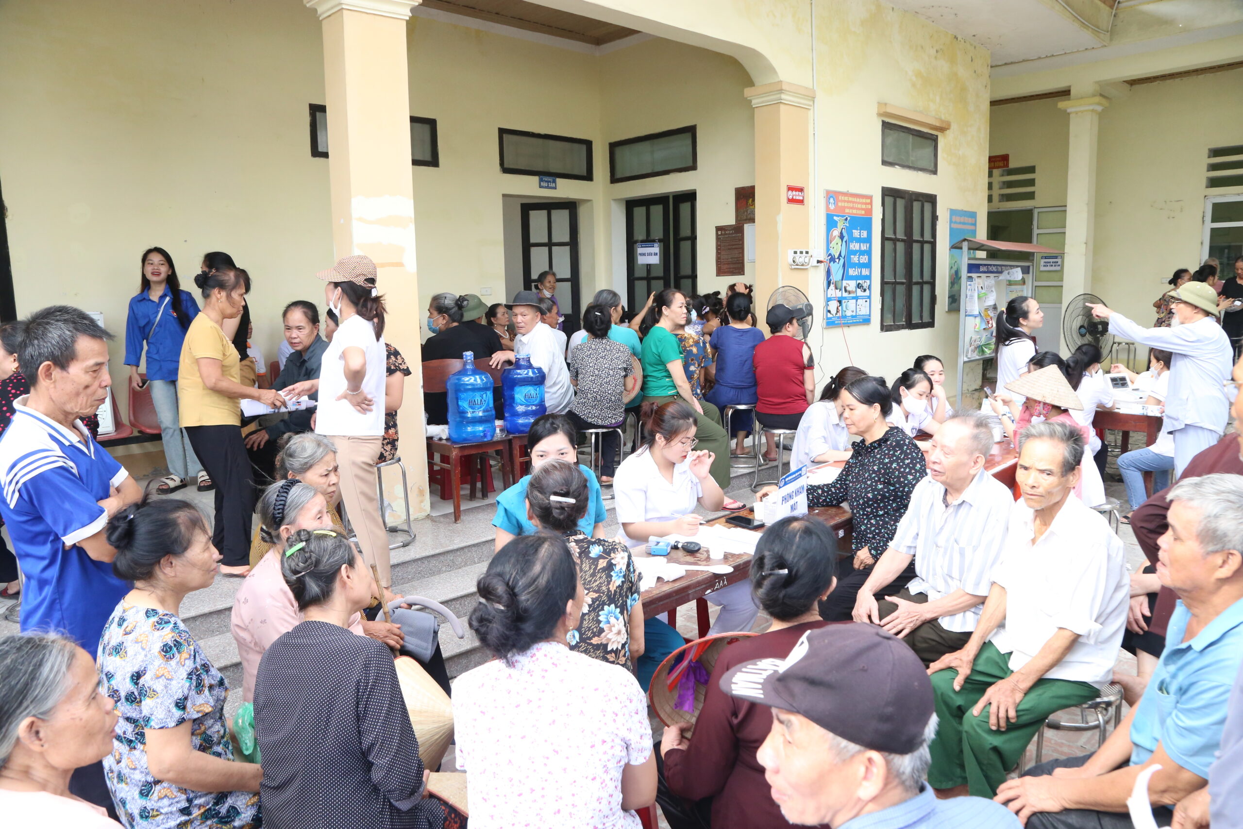 Đông đảo người dân có mặt tại trạm y tế xã Hùng Lô từ 7h sáng để tham gia chương trình khám sàng lọc