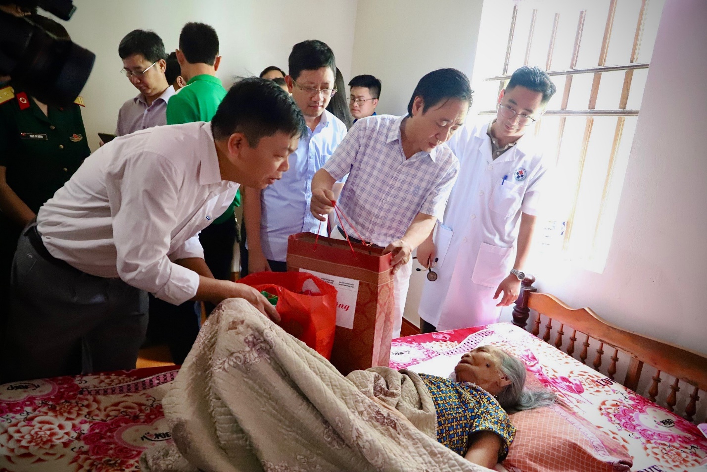 Ban tổ chức chương trình đến động viên, thăm hỏi và tặng quà Mẹ Việt Nam anh hùng trên địa bàn xã Tân Sơn.