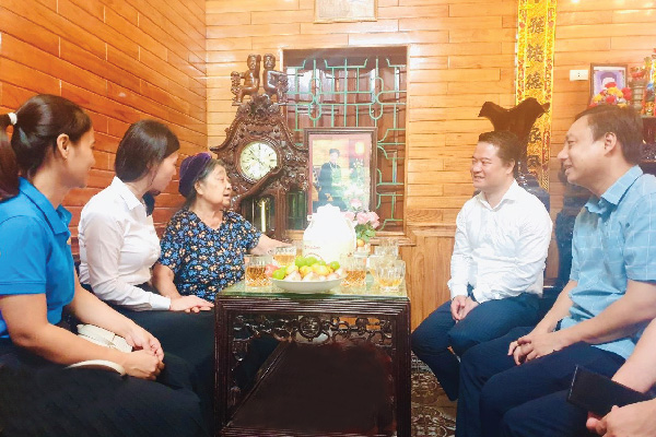 Đoàn công tác Bệnh viện Đa khoa tỉnh Phú Thọ thăm hỏi, tặng quà gia đình cán bộ có thân nhân là Liệt sỹ.